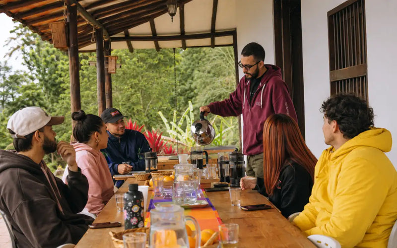 Frutas y café filtrado